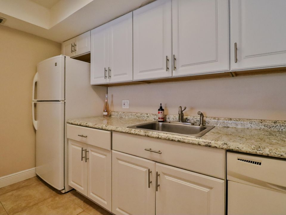 For Sale: $294,990 (2 beds, 2 baths, 1040 Square Feet)
