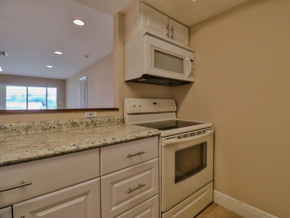 For Sale: $294,990 (2 beds, 2 baths, 1040 Square Feet)