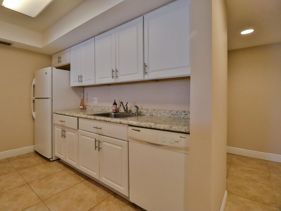 For Sale: $294,990 (2 beds, 2 baths, 1040 Square Feet)