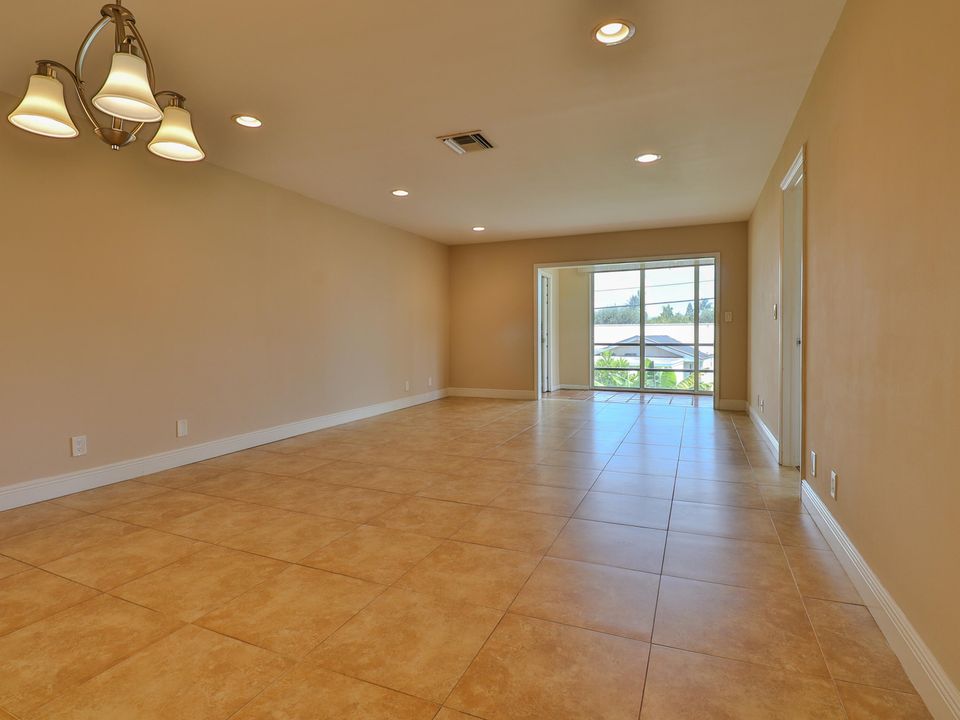 For Sale: $294,990 (2 beds, 2 baths, 1040 Square Feet)
