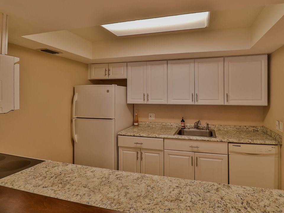 For Sale: $294,990 (2 beds, 2 baths, 1040 Square Feet)