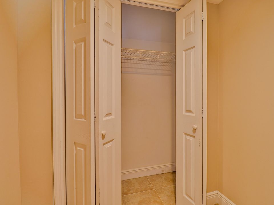 For Sale: $294,990 (2 beds, 2 baths, 1040 Square Feet)