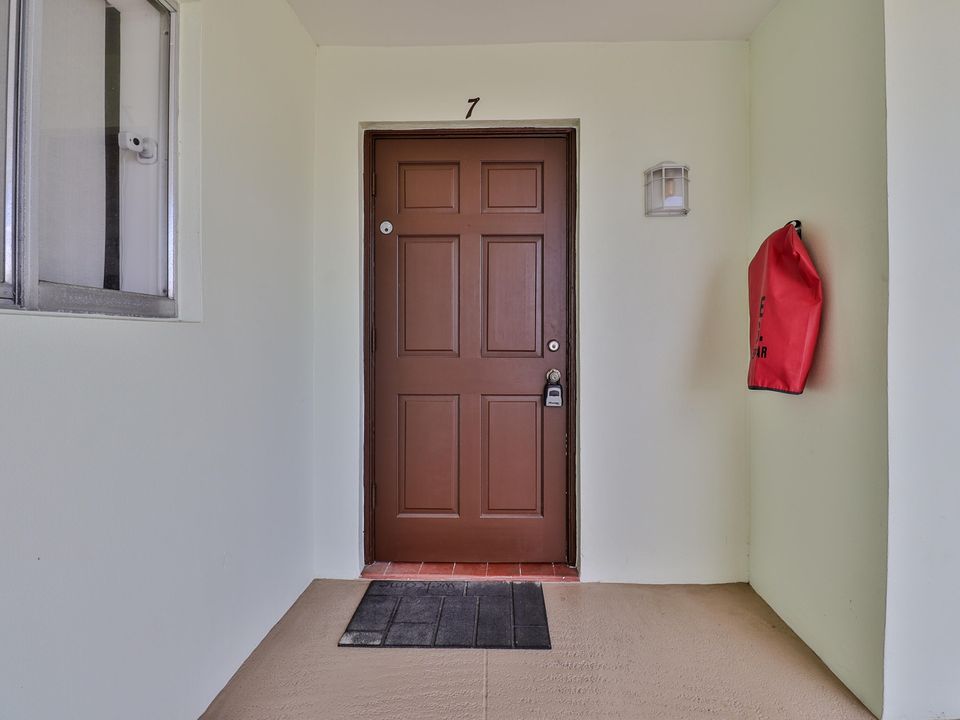 For Sale: $294,990 (2 beds, 2 baths, 1040 Square Feet)