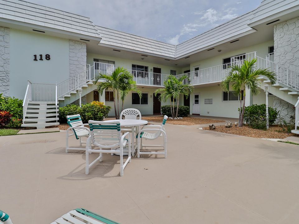 For Sale: $294,990 (2 beds, 2 baths, 1040 Square Feet)