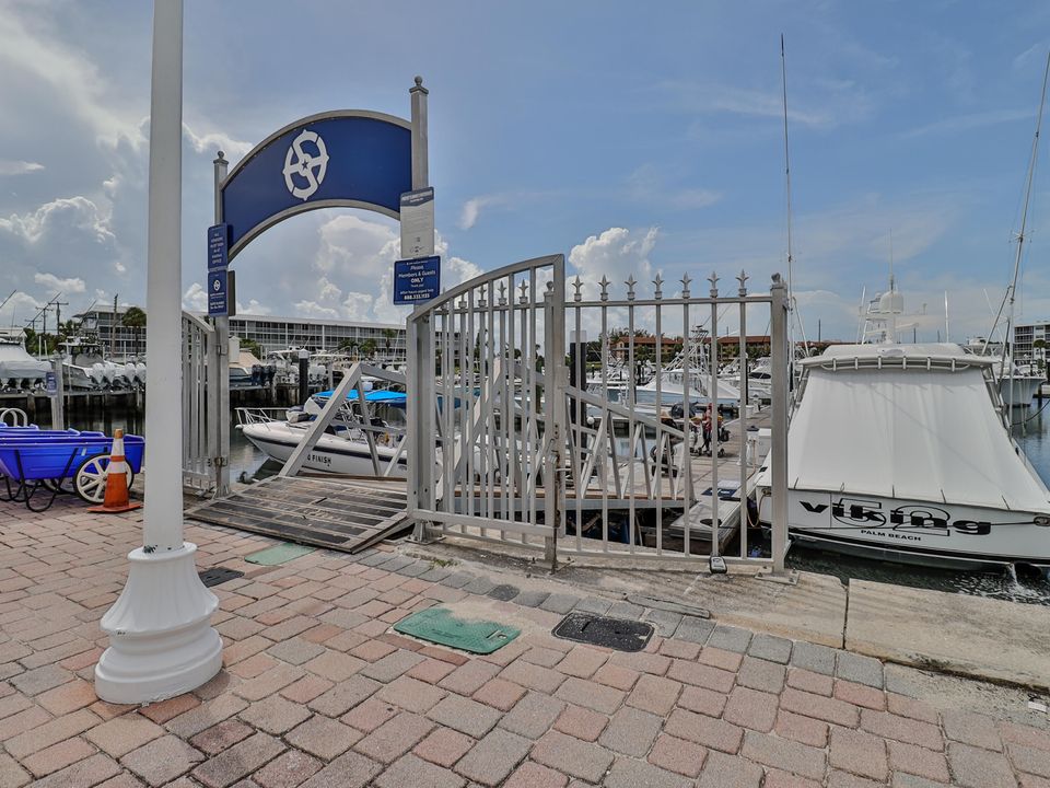 For Sale: $294,990 (2 beds, 2 baths, 1040 Square Feet)