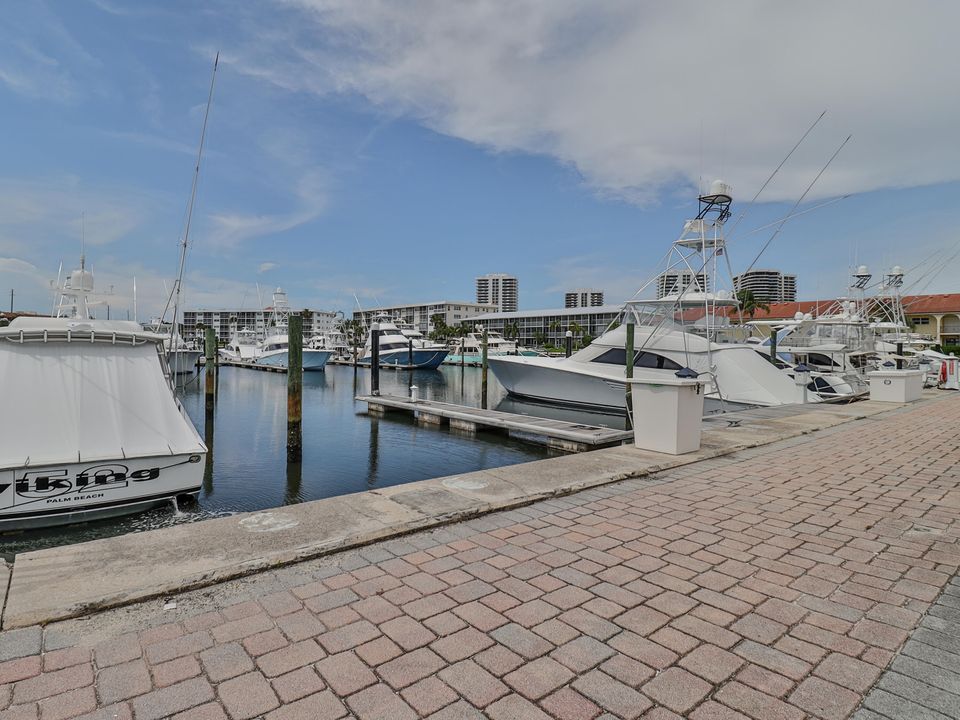 For Sale: $294,990 (2 beds, 2 baths, 1040 Square Feet)