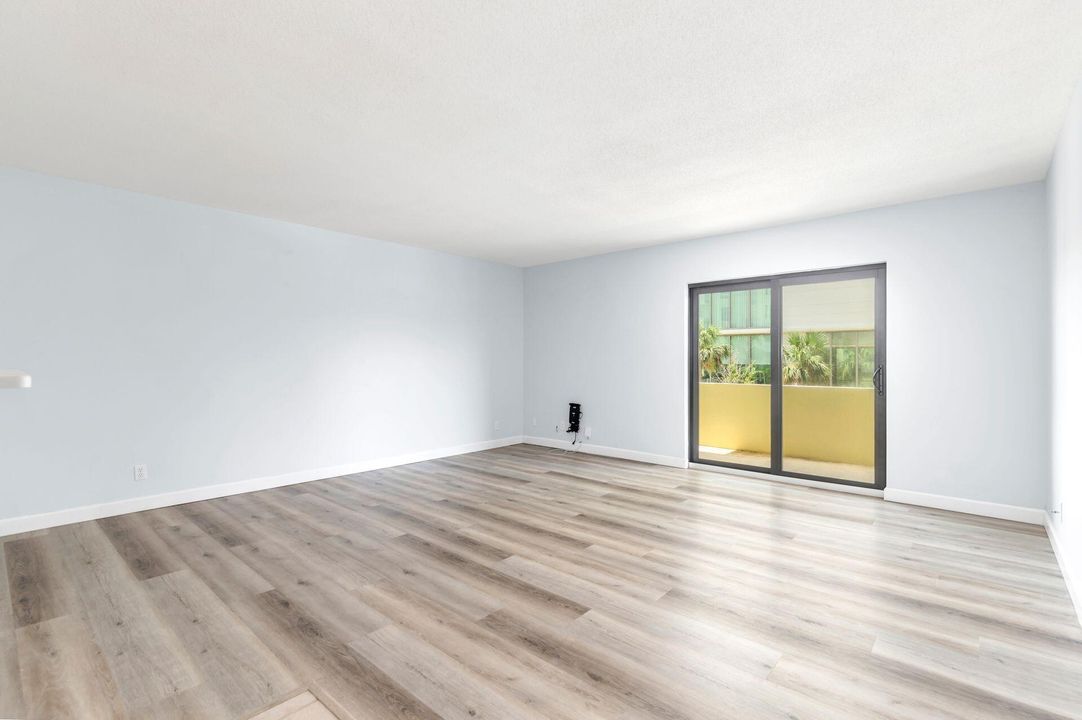 Под контрактом: $749,900 (2 спален, 2 ванн, 1100 Квадратных фут)