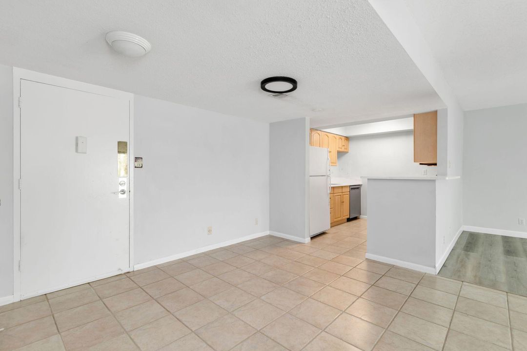 Под контрактом: $749,900 (2 спален, 2 ванн, 1100 Квадратных фут)