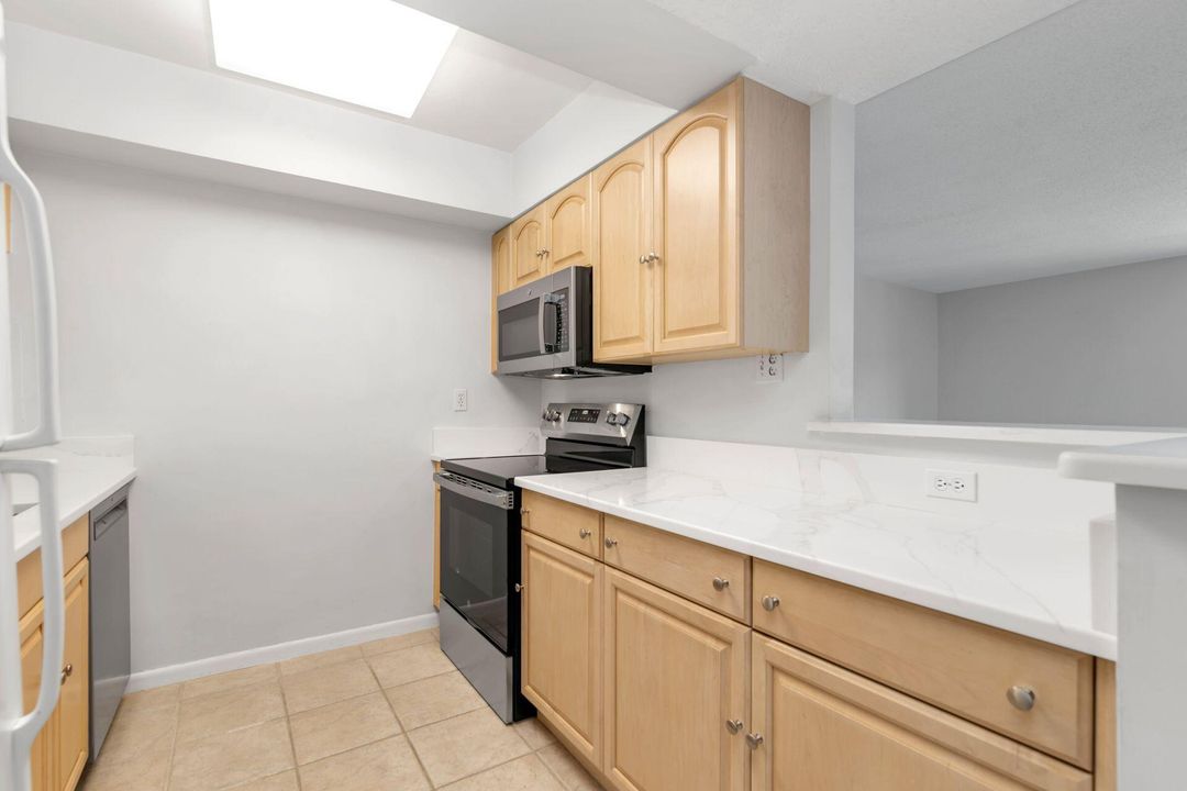 Под контрактом: $749,900 (2 спален, 2 ванн, 1100 Квадратных фут)