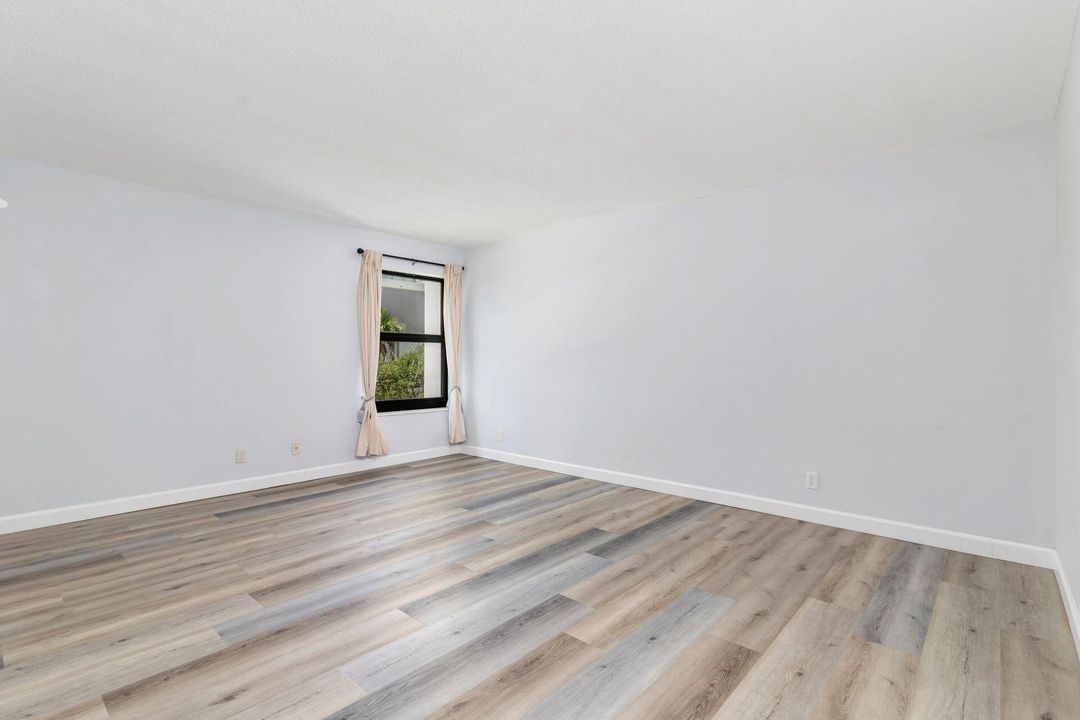 Под контрактом: $749,900 (2 спален, 2 ванн, 1100 Квадратных фут)