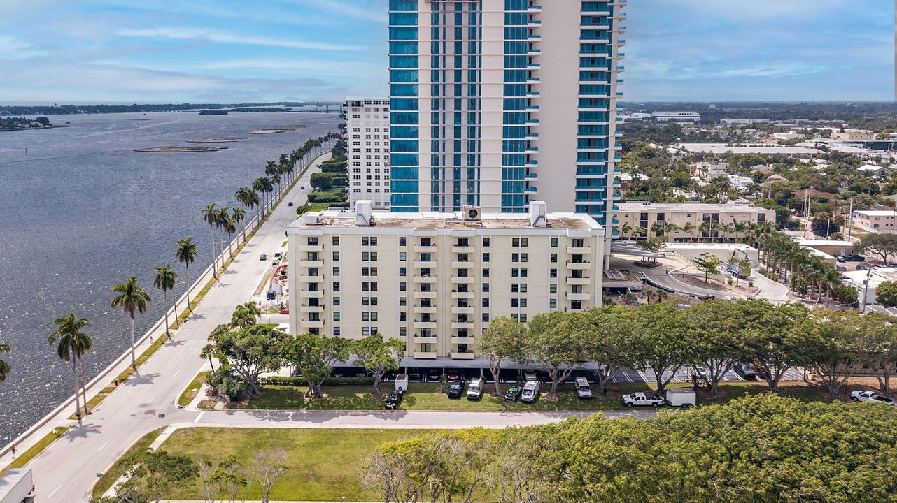 Под контрактом: $749,900 (2 спален, 2 ванн, 1100 Квадратных фут)