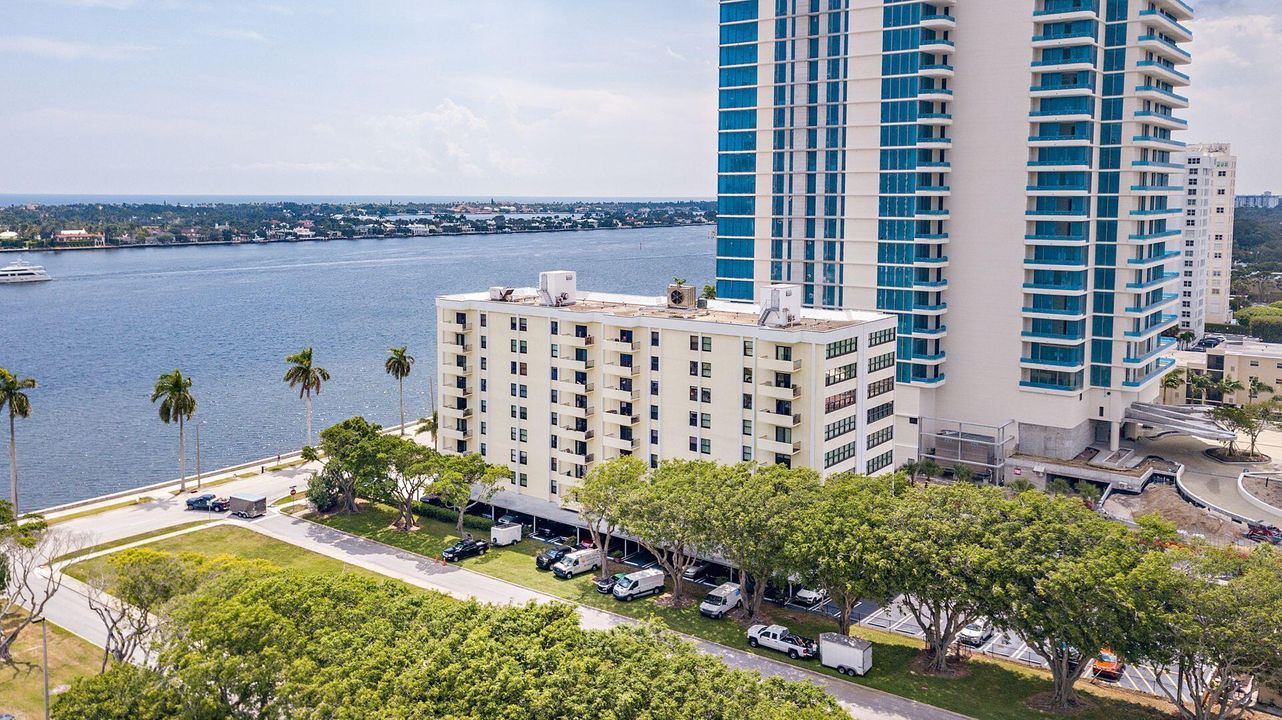 Под контрактом: $749,900 (2 спален, 2 ванн, 1100 Квадратных фут)