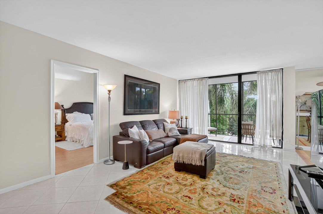 合同活跃: $6,000 (2 贝兹, 2 浴室, 1260 平方英尺)