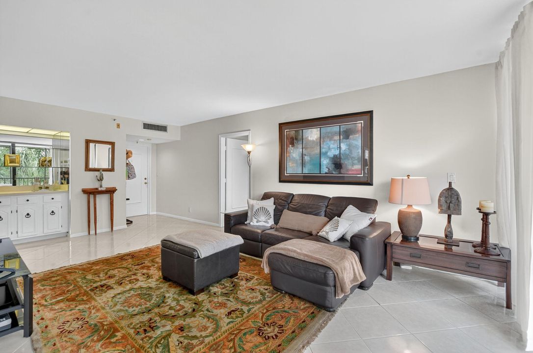 合同活跃: $6,000 (2 贝兹, 2 浴室, 1260 平方英尺)