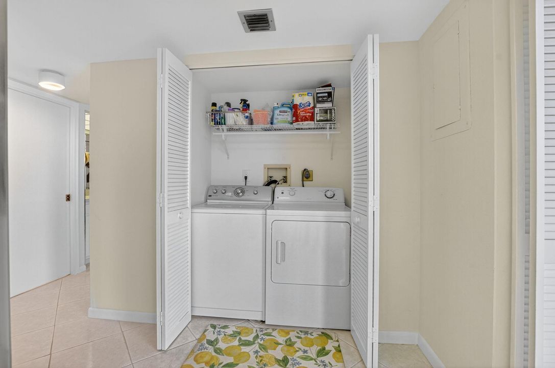 合同活跃: $6,000 (2 贝兹, 2 浴室, 1260 平方英尺)