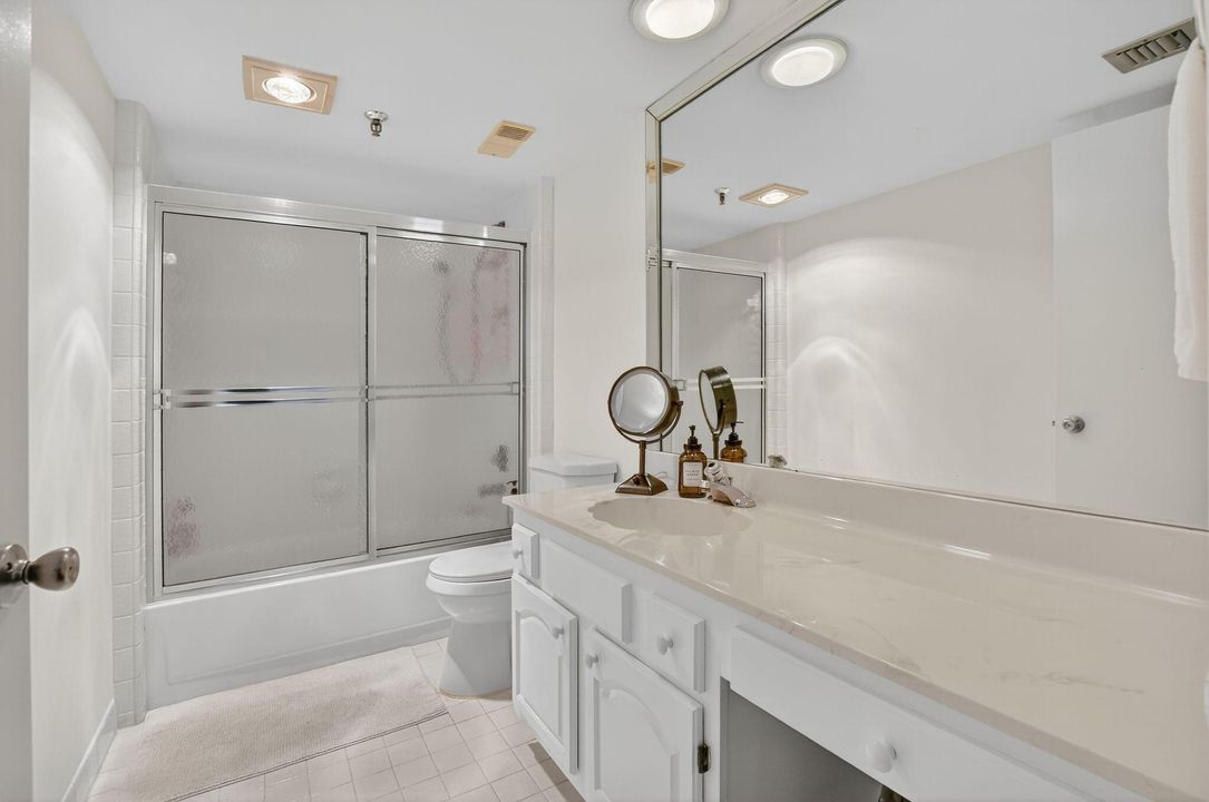 合同活跃: $6,000 (2 贝兹, 2 浴室, 1260 平方英尺)