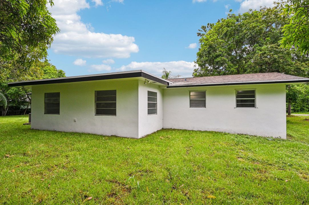 Active With Contract: $389,900 (3 beds, 2 baths, 1718 Square Feet)