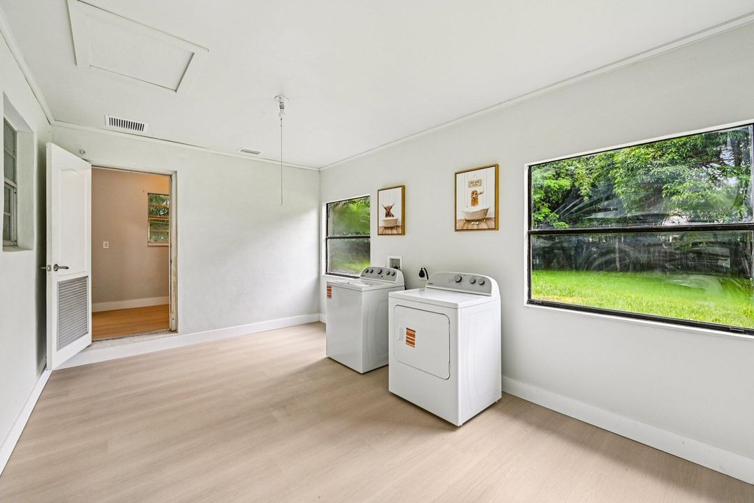 Active With Contract: $389,900 (3 beds, 2 baths, 1718 Square Feet)