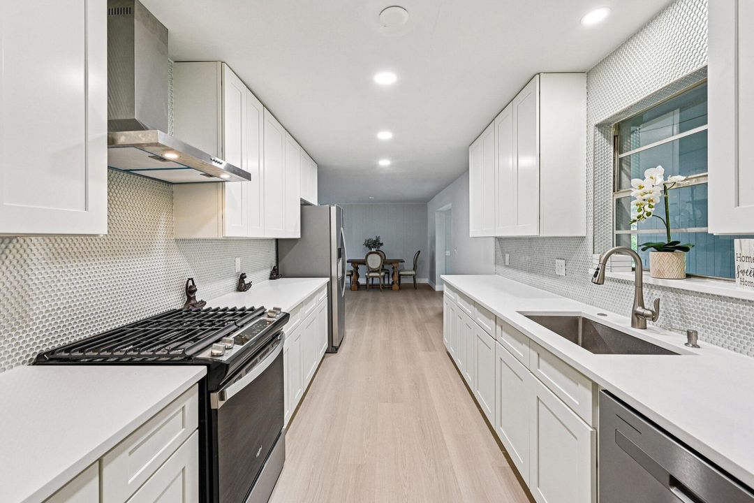 Active With Contract: $389,900 (3 beds, 2 baths, 1718 Square Feet)