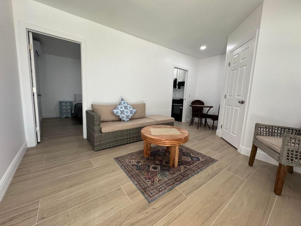 合同活跃: $2,200 (1 贝兹, 1 浴室, 1692 平方英尺)