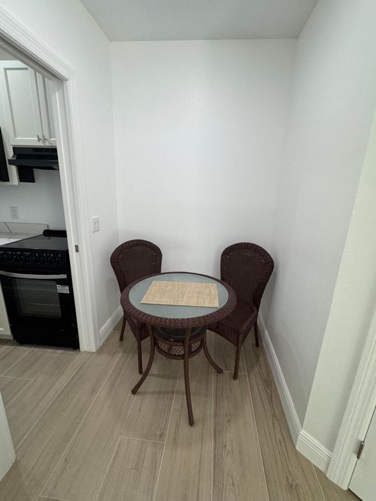 合同活跃: $2,200 (1 贝兹, 1 浴室, 1692 平方英尺)