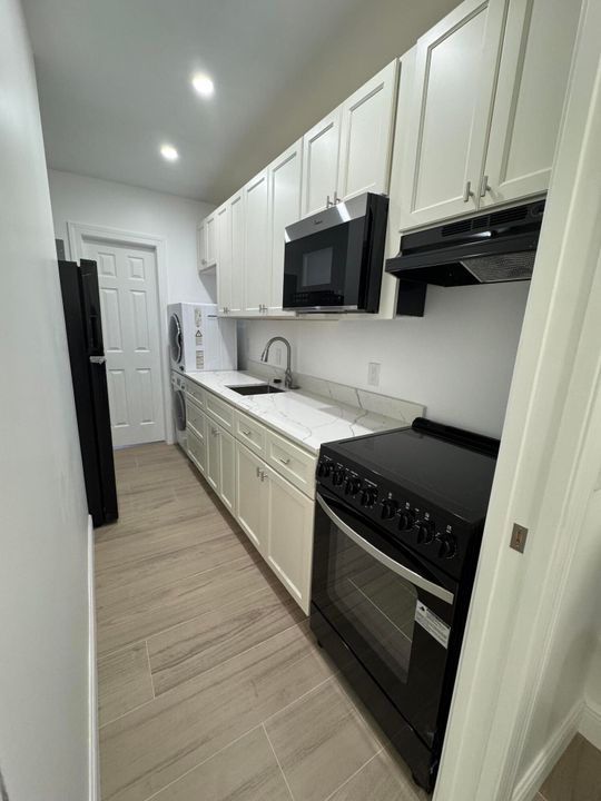 合同活跃: $2,200 (1 贝兹, 1 浴室, 1692 平方英尺)