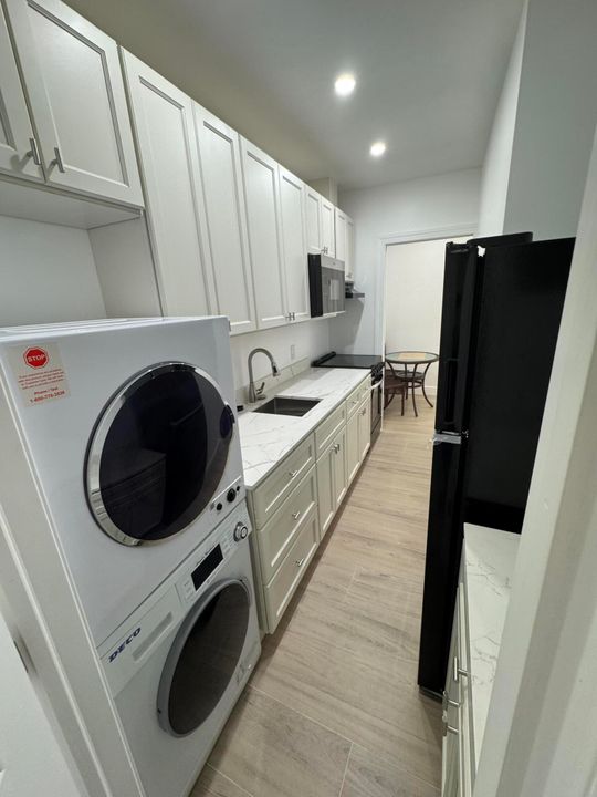 合同活跃: $2,200 (1 贝兹, 1 浴室, 1692 平方英尺)