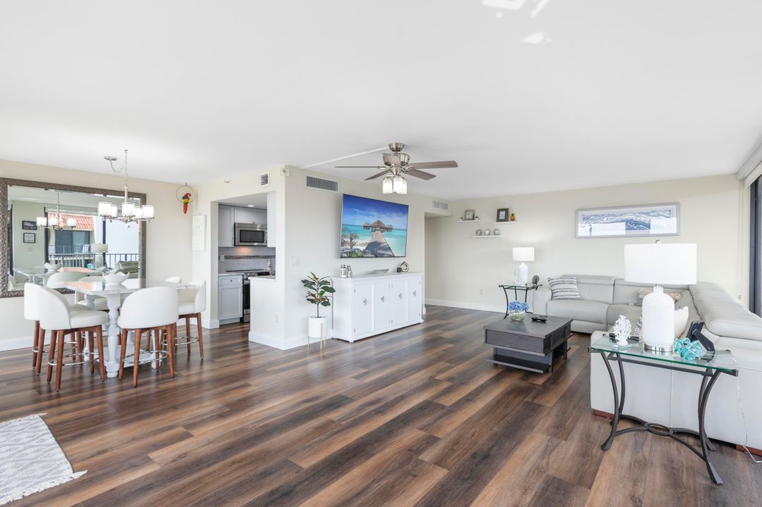 合同活跃: $8,000 (2 贝兹, 2 浴室, 1385 平方英尺)