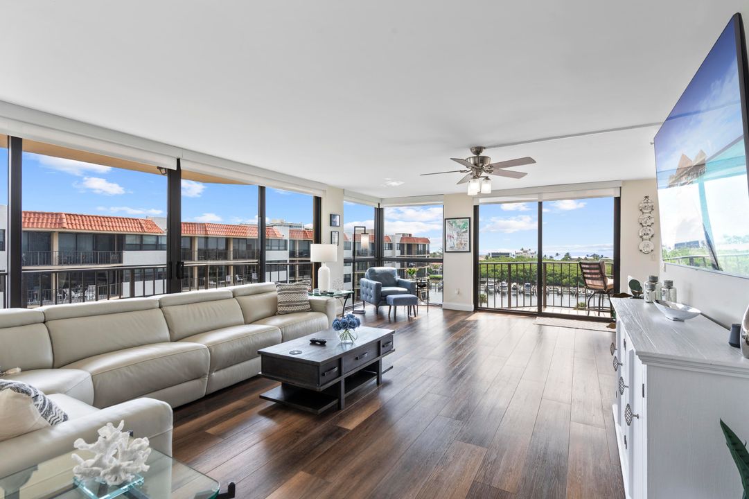 合同活跃: $8,000 (2 贝兹, 2 浴室, 1385 平方英尺)