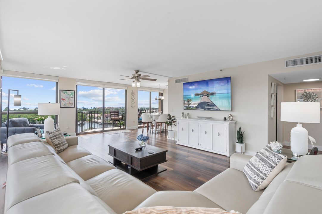 合同活跃: $8,000 (2 贝兹, 2 浴室, 1385 平方英尺)