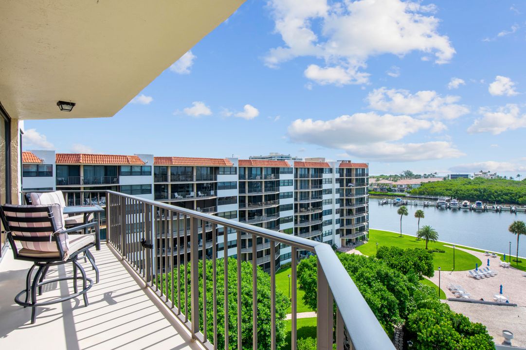 合同活跃: $8,000 (2 贝兹, 2 浴室, 1385 平方英尺)