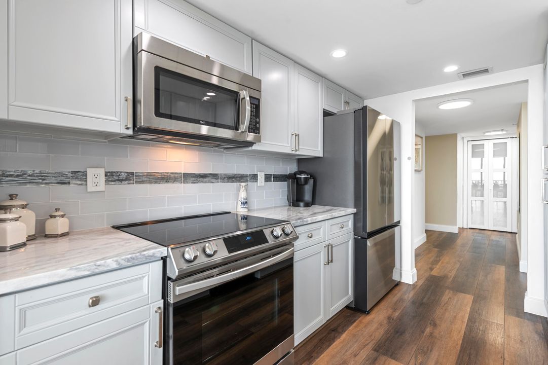 合同活跃: $8,000 (2 贝兹, 2 浴室, 1385 平方英尺)