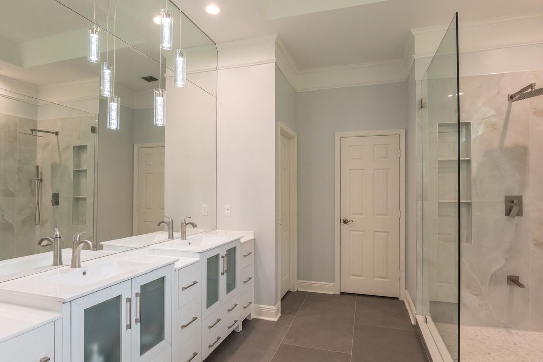 Activo con contrato: $1,299,000 (4 camas, 4 baños, 3749 Pies cuadrados)