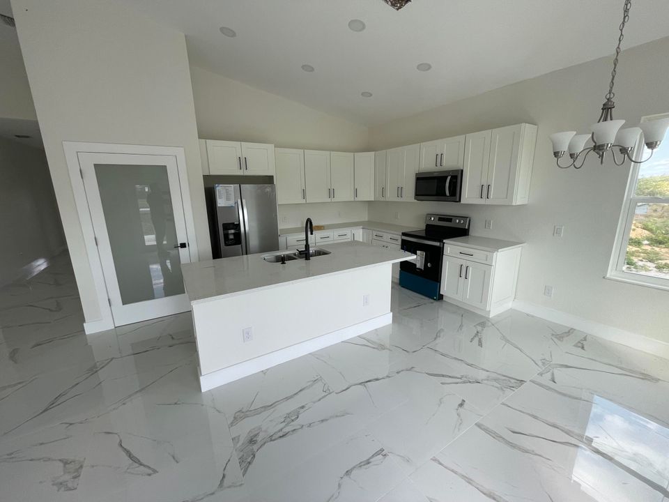 待售: $310,000 (3 贝兹, 2 浴室, 2055 平方英尺)