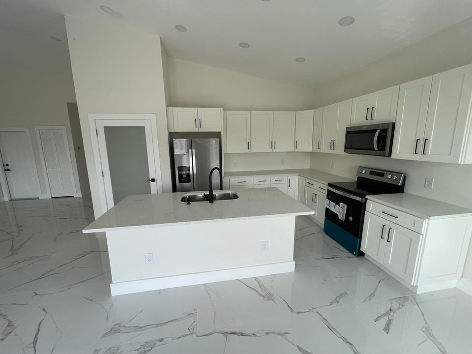 待售: $310,000 (3 贝兹, 2 浴室, 2055 平方英尺)