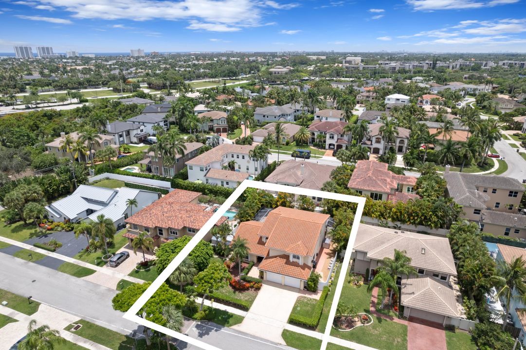 合同活跃: $1,350,000 (4 贝兹, 3 浴室, 3243 平方英尺)