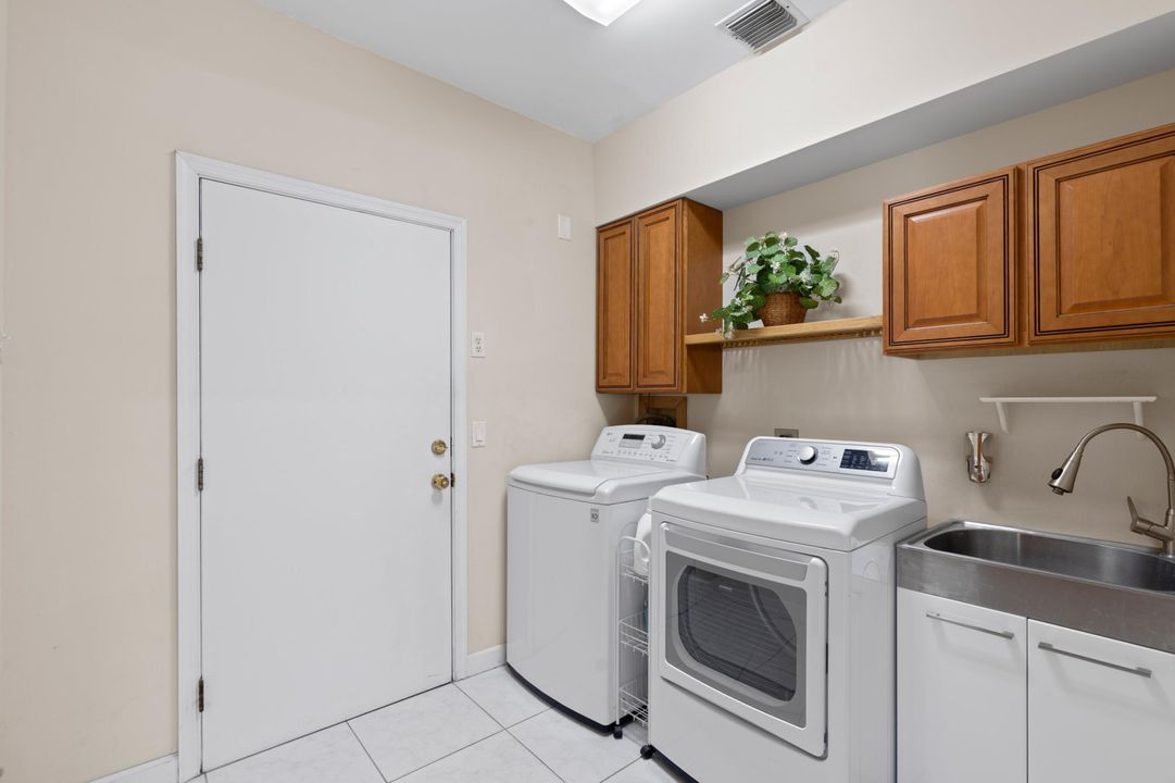 合同活跃: $1,350,000 (4 贝兹, 3 浴室, 3243 平方英尺)