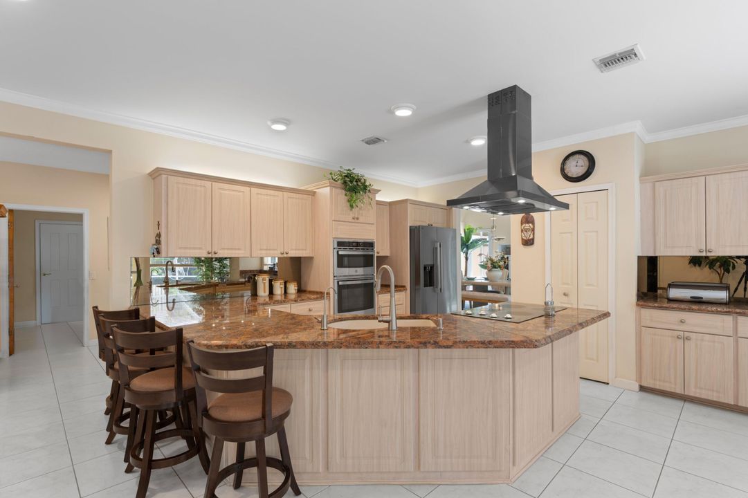 合同活跃: $1,350,000 (4 贝兹, 3 浴室, 3243 平方英尺)