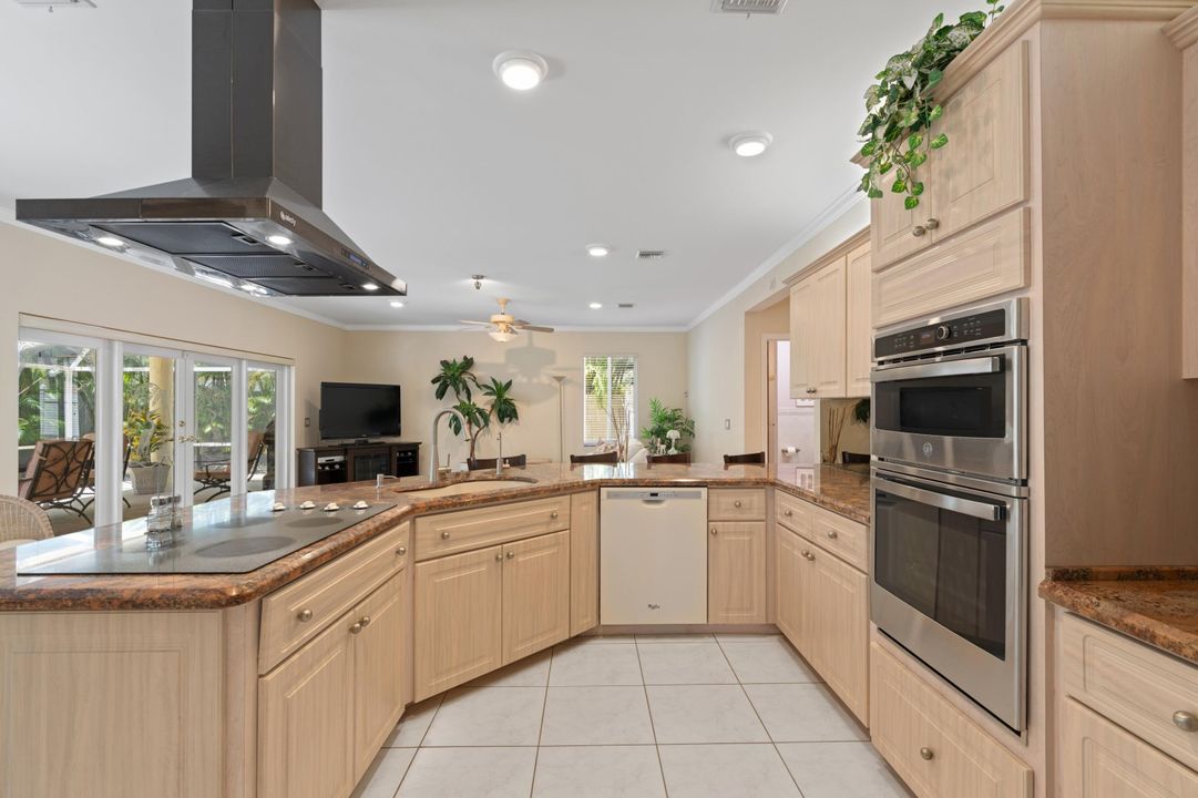 合同活跃: $1,350,000 (4 贝兹, 3 浴室, 3243 平方英尺)