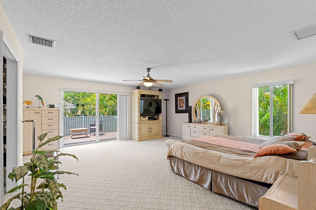 合同活跃: $1,350,000 (4 贝兹, 3 浴室, 3243 平方英尺)