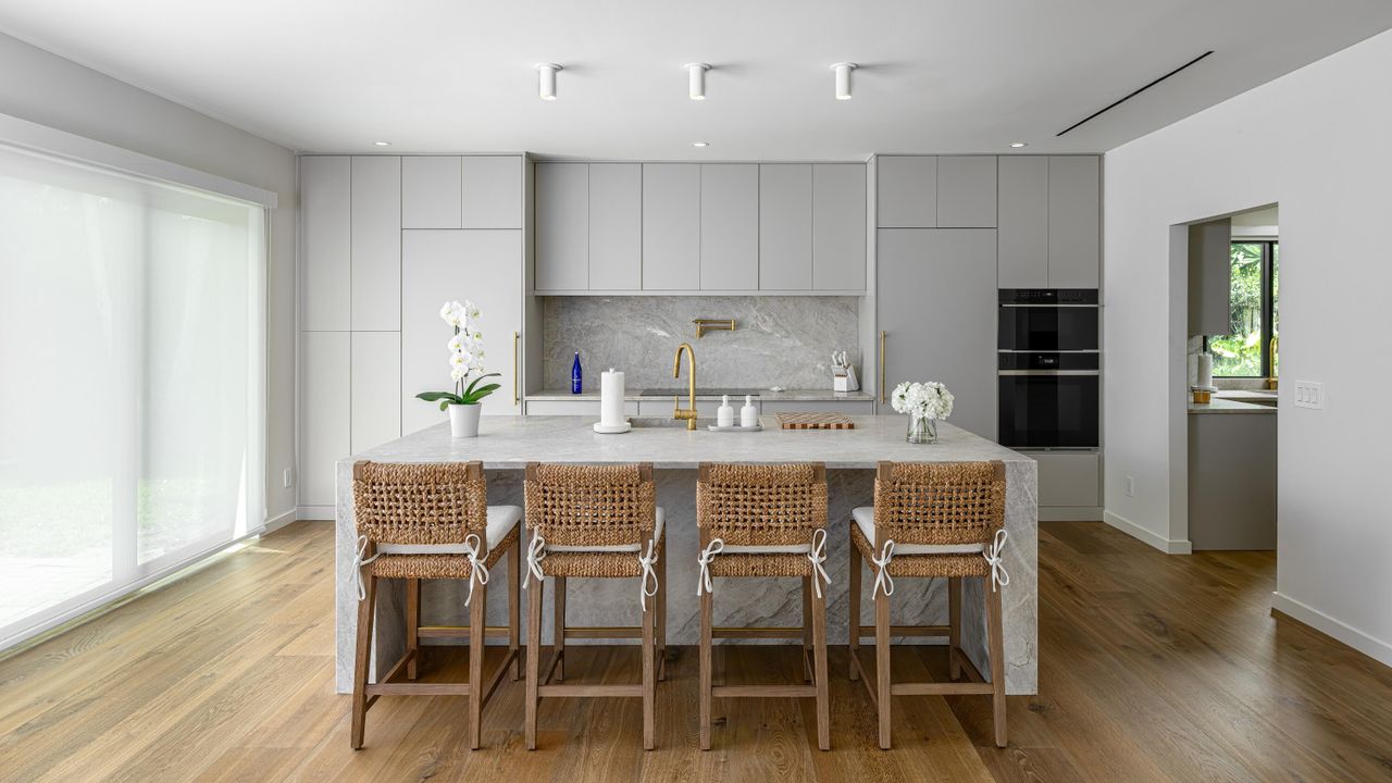 Под контрактом: $2,200,000 (4 спален, 3 ванн, 3172 Квадратных фут)