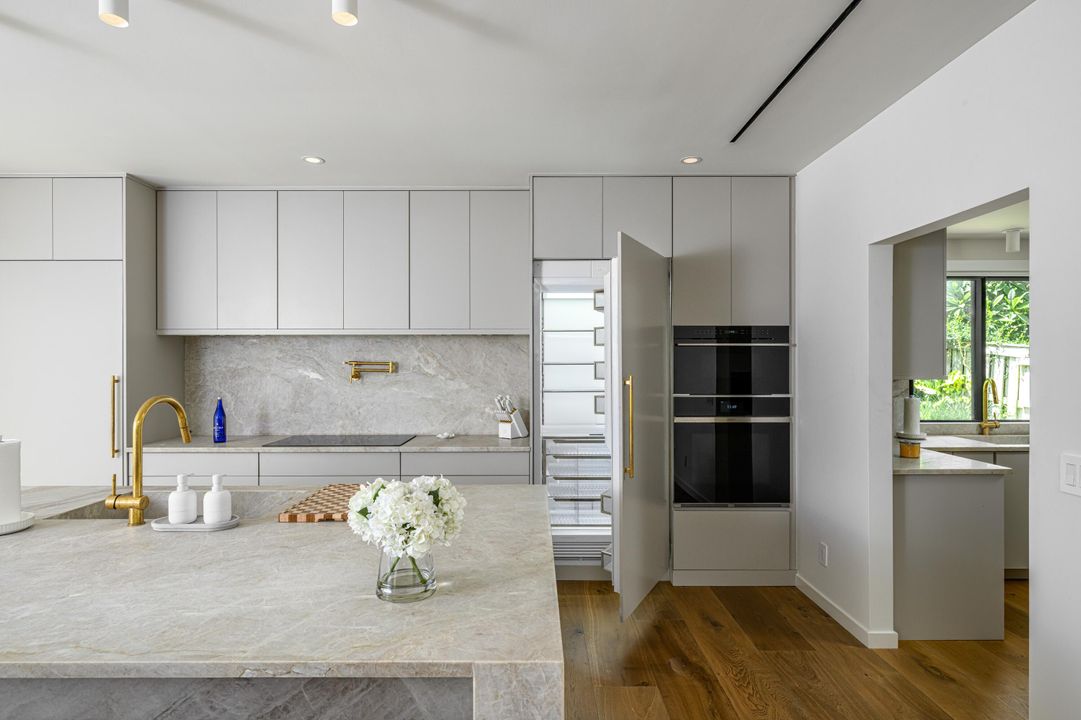 Под контрактом: $2,200,000 (4 спален, 3 ванн, 3172 Квадратных фут)