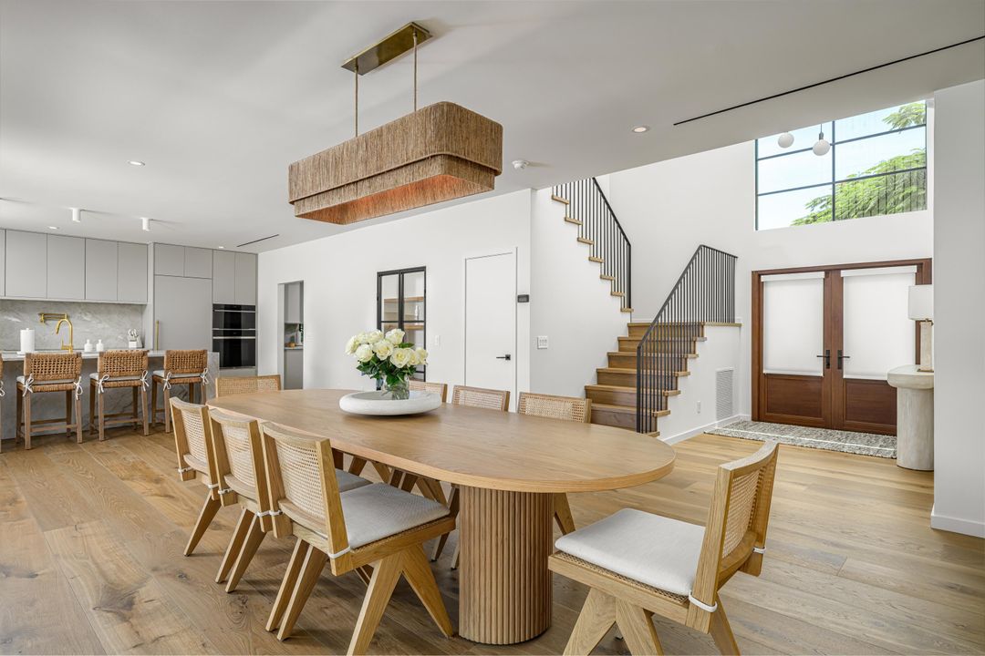 Под контрактом: $2,200,000 (4 спален, 3 ванн, 3172 Квадратных фут)