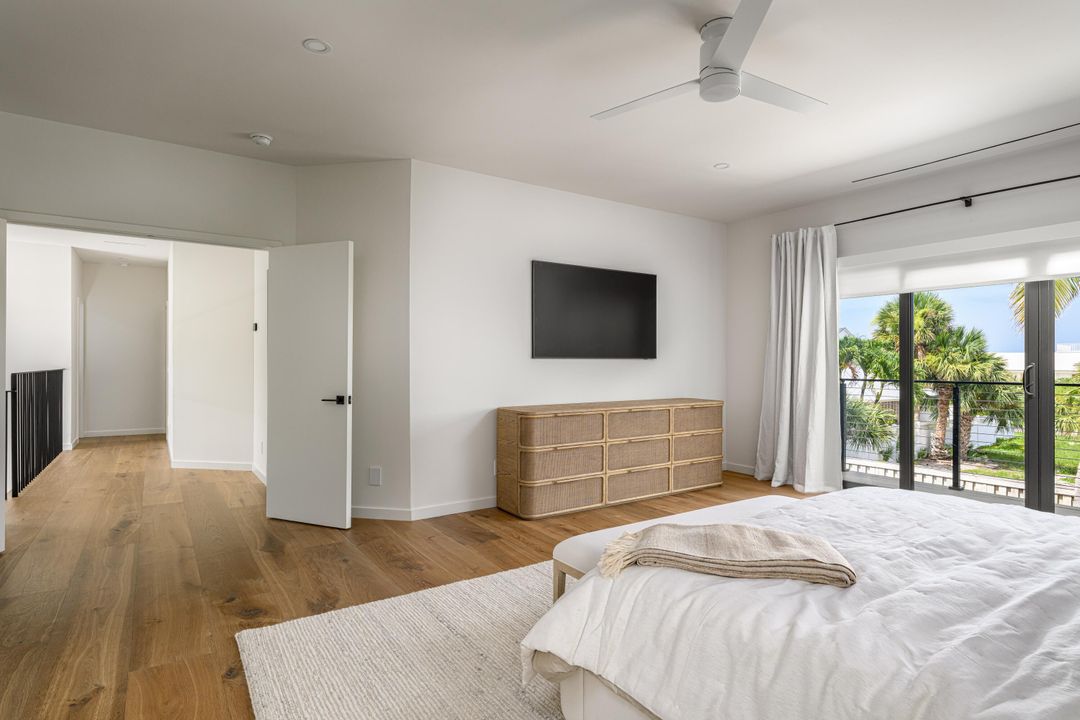 Под контрактом: $2,200,000 (4 спален, 3 ванн, 3172 Квадратных фут)