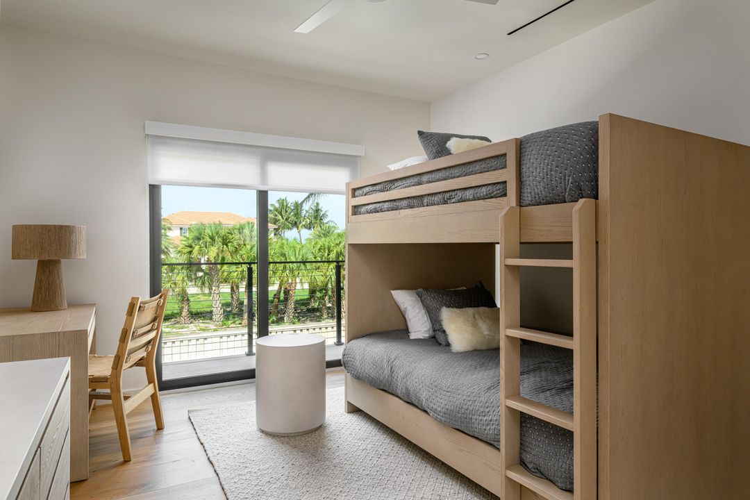 Под контрактом: $2,200,000 (4 спален, 3 ванн, 3172 Квадратных фут)