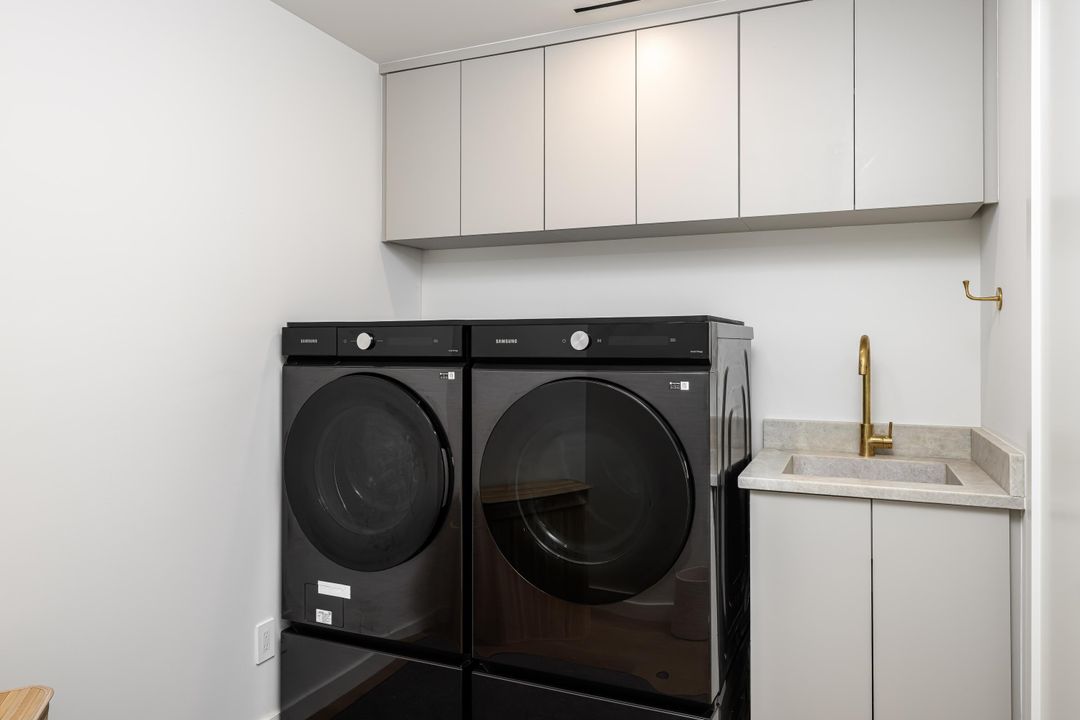 Под контрактом: $2,200,000 (4 спален, 3 ванн, 3172 Квадратных фут)