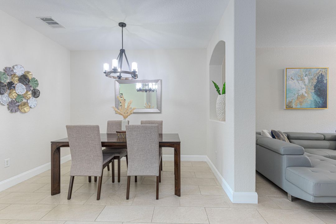 合同活跃: $3,600 (4 贝兹, 2 浴室, 1826 平方英尺)