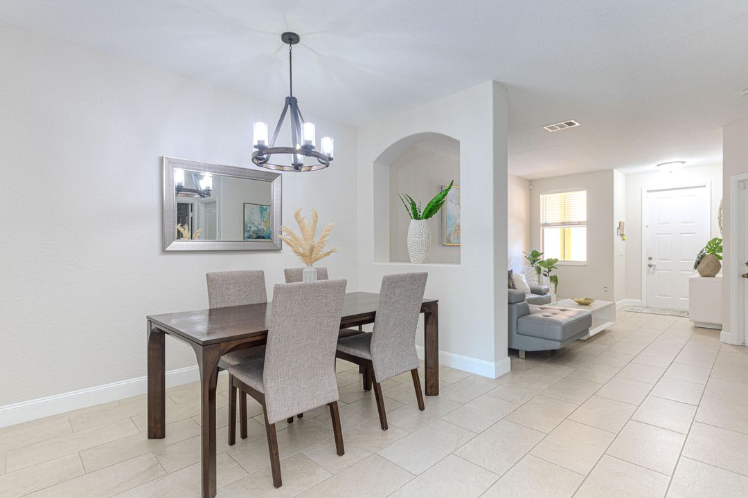 合同活跃: $3,600 (4 贝兹, 2 浴室, 1826 平方英尺)