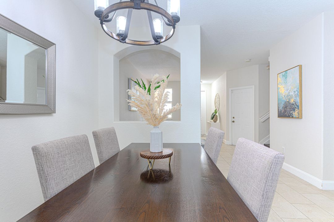 合同活跃: $3,600 (4 贝兹, 2 浴室, 1826 平方英尺)