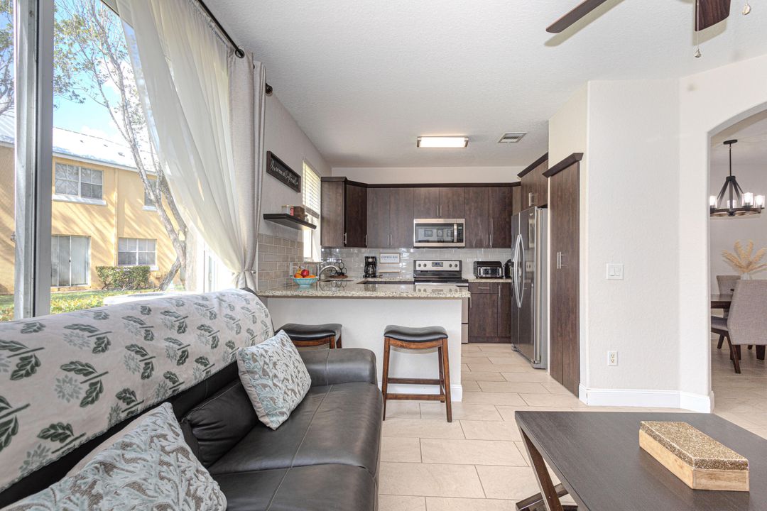 合同活跃: $3,600 (4 贝兹, 2 浴室, 1826 平方英尺)